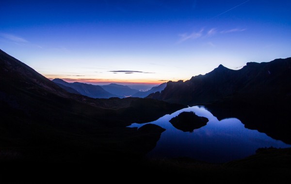 night-falling-over-the-mountains_1194985898
